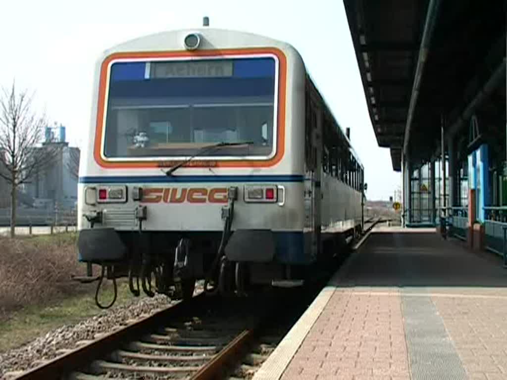 Bahnhof Achern Teil 1: Der Triebzug der SWEG auf der Rckfahrt nach Ottenhfen am Gleis 10. Gefilmt am 2. April 2009 (0:40 Minuten).