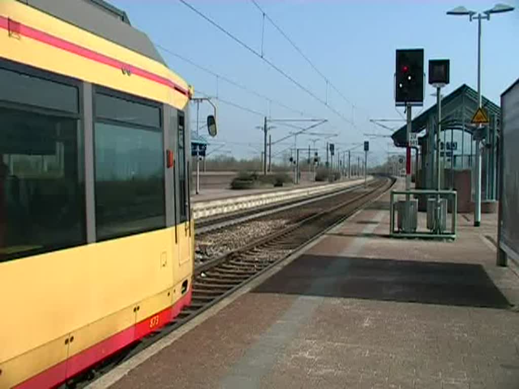 Bahnhof Achern Teil 2: Eine Karlsruher Stadtbahn auf der Rckfahrt nach Karlsruhe Hbf am Gleis 1. Das besondere hier ist, dass die Doppeltraktion nur bis zum Hauptbahnhof fhrt. Das hat unter anderem damit zu tun, dass an der Rheintalbahn zwischen Rastatt und Karlsruhe umgebaut wird und daher der Fahrplan generell durcheinander gekommen ist. Interessant ist auch, dass in Achern ein neues Signal aufgebaut wurde, das an diesem Tag eigentlich nie grn anzeigt hat, sondern immernur Freifahrt fr Rangierbetrieb. Der ganze Aufbau sieht auch eher provisorisch aus. Gefilmt am 2. April 2009 (0:46 Minuten).