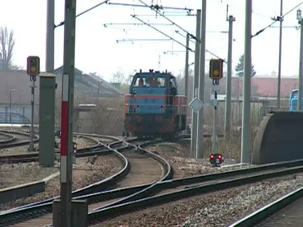 Bahnhof Achern Teil 8: Heute gibt's nen Lok-Tausch. Die V70 wird eingetauscht gegen die  V100  und dann geht's leer zurck nach Ottenhfen. Dazwischen hatte sich noch eine Doppeltraktion NE 81 mit jede Menge Schler geschoben. Gefilmt am 2. April 2009 (2:03 Minuten).