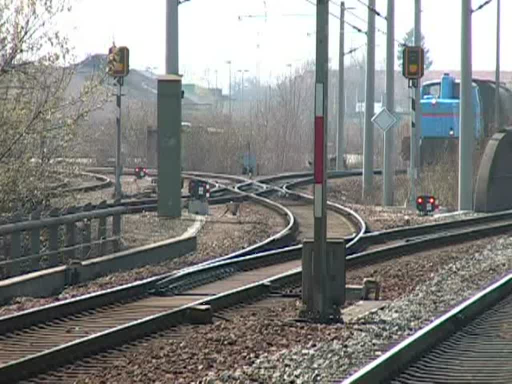 Bahnhof Achern Teil 9: Nach dem Lok-Tausch geht dieses Mal die V70 zurck nach Greffern bzw. Bhl (Baden) und Schwarzach. Fr die Rckfahrt wurden 2 Kesselwaggons angehngt die zuvor auf dem Nebengleis bereitgestellt wurden. Gefilmt am 2. April 2009 (1:33 Minuten).
