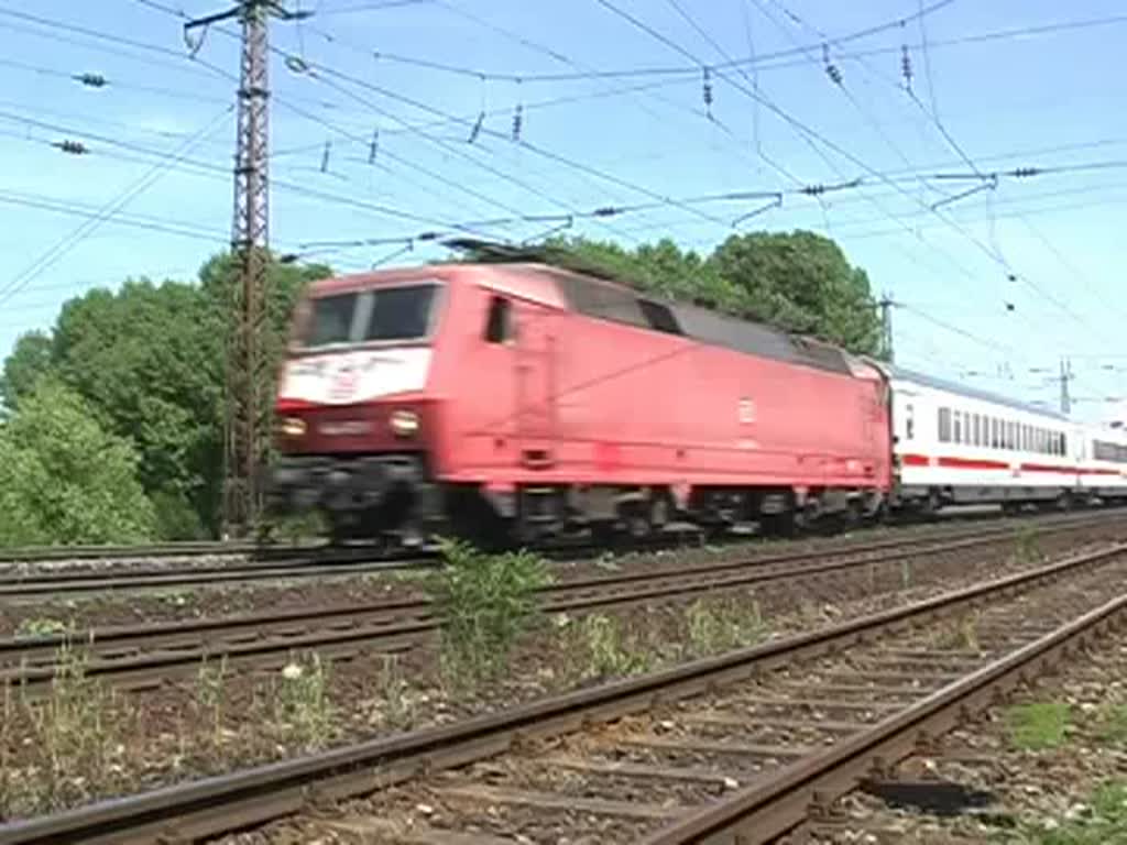 Baureihe 120 142-5 verlsst mit einer Intercity Garnitur die Stadt Frth / Bayern in Richtung Wrzburg. Die Aufnahme entstand am 30. Juli 2008.