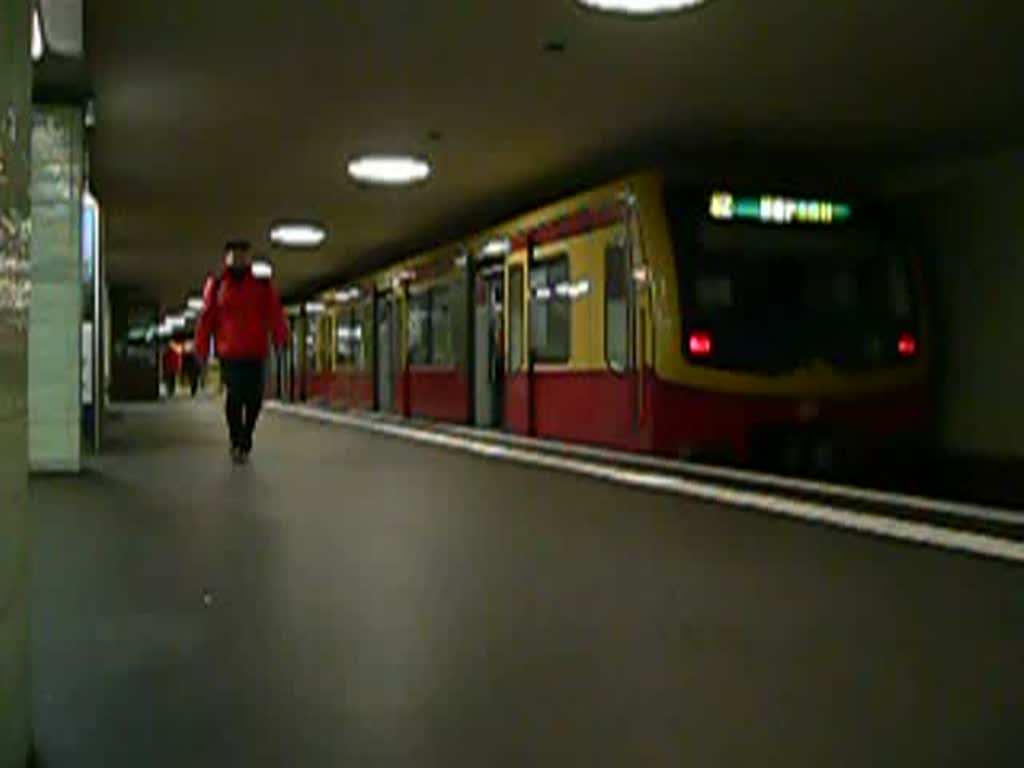 Bei Touristen beliebt ist die Nord-Sd-Bahn. Hier die Haltestelle Unter den Linden, direkt am Brandenburger Tor. Eine S2 nach Bernau fhrt gerade aus. 18.3.2007
