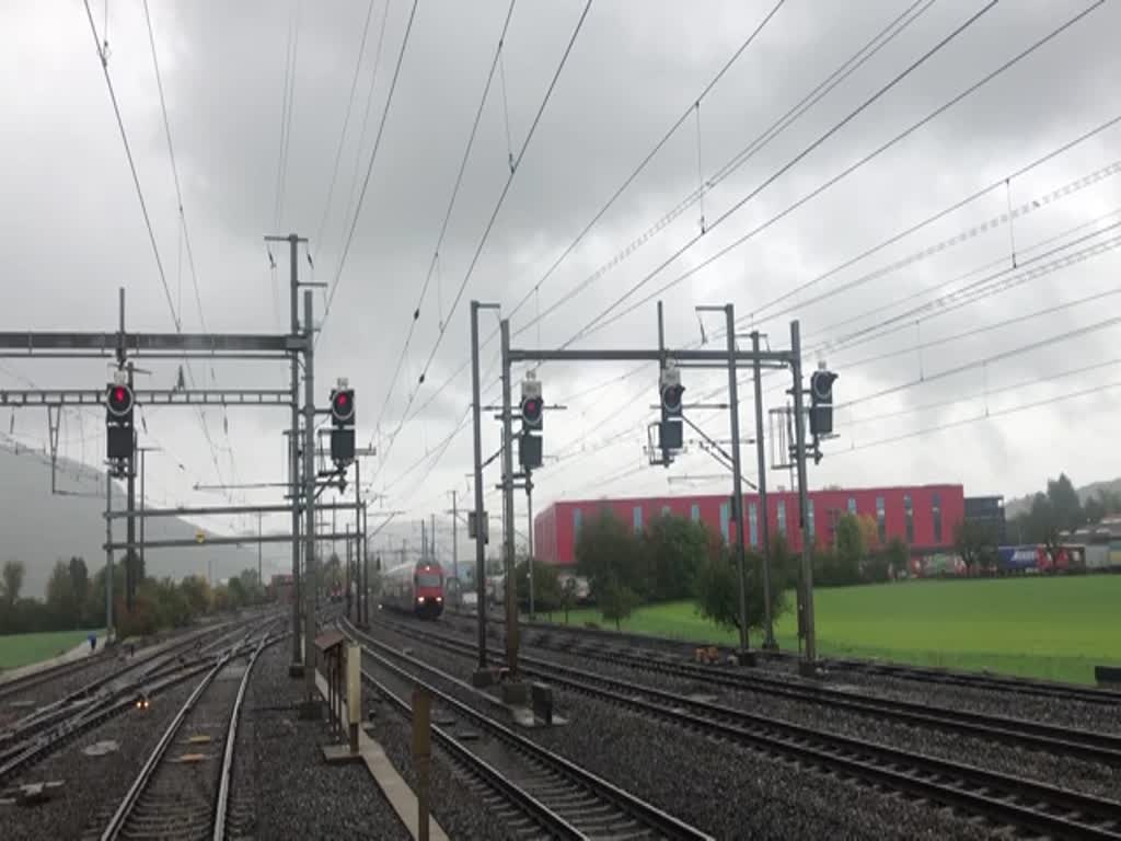 Bei viel Regen am 09. Oktober 2019 musste RE 460 in Richtung Langenthal abgewartet werden. 