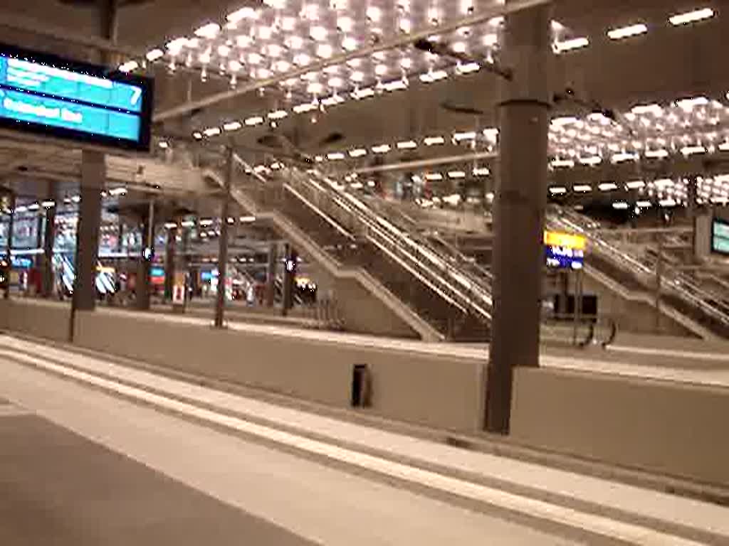 Berlin Hauptbahnhof (Tief). Mit Einfahrtsansage eines InterCity