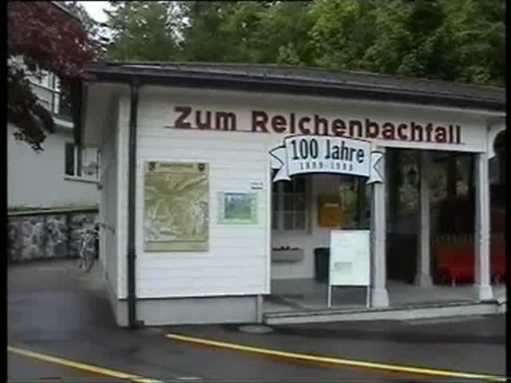 Berner Oberland 2004 (VHS-Archiv) - Mit der Reichenfallbahn fahren wir am 22.05.2004 bei sehr regnerischem Wetter zu eben diesem Wasserfall. Im offenen Wagen bei rund 10C Auentemperatur nur was fr ganz Harte!
