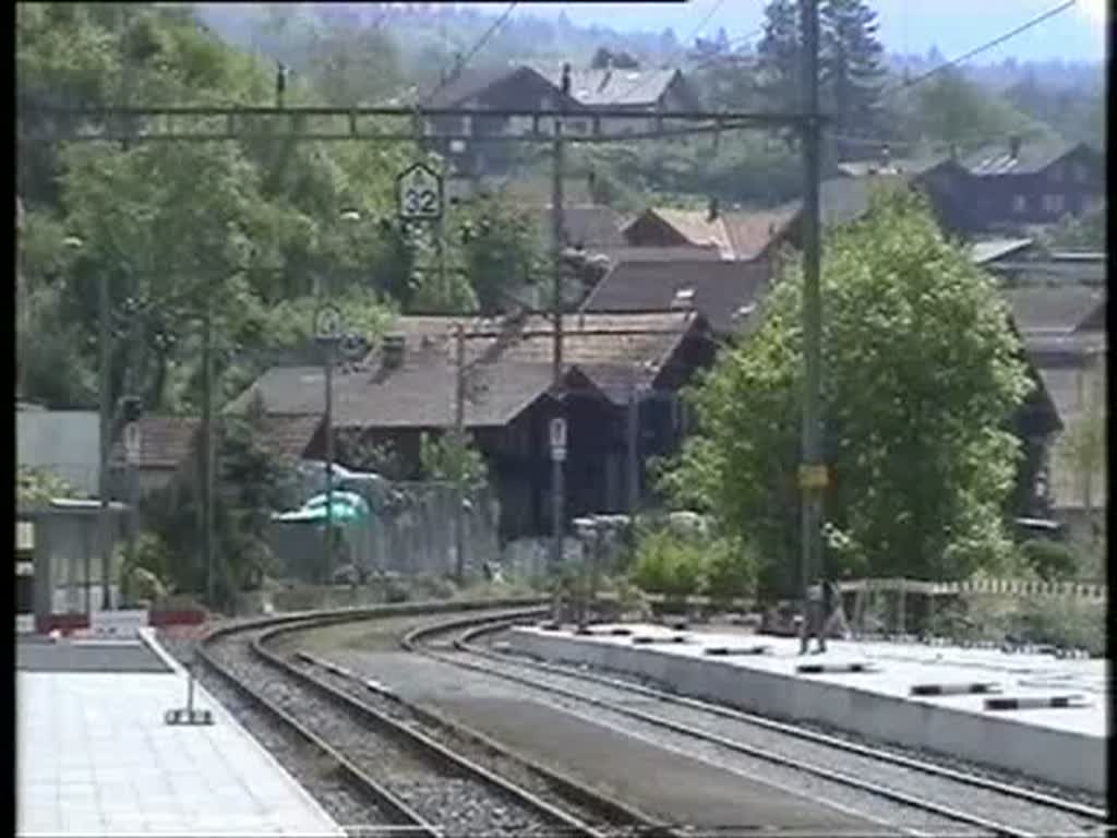 Berner Oberland 2004 (VHS-Archiv) - Einfahrt des Schnellzuges von Luzern nach Interlaken am 23.05.2004 in Brienz. Noch wird hier unter  SBB-Brnig  firmiert.