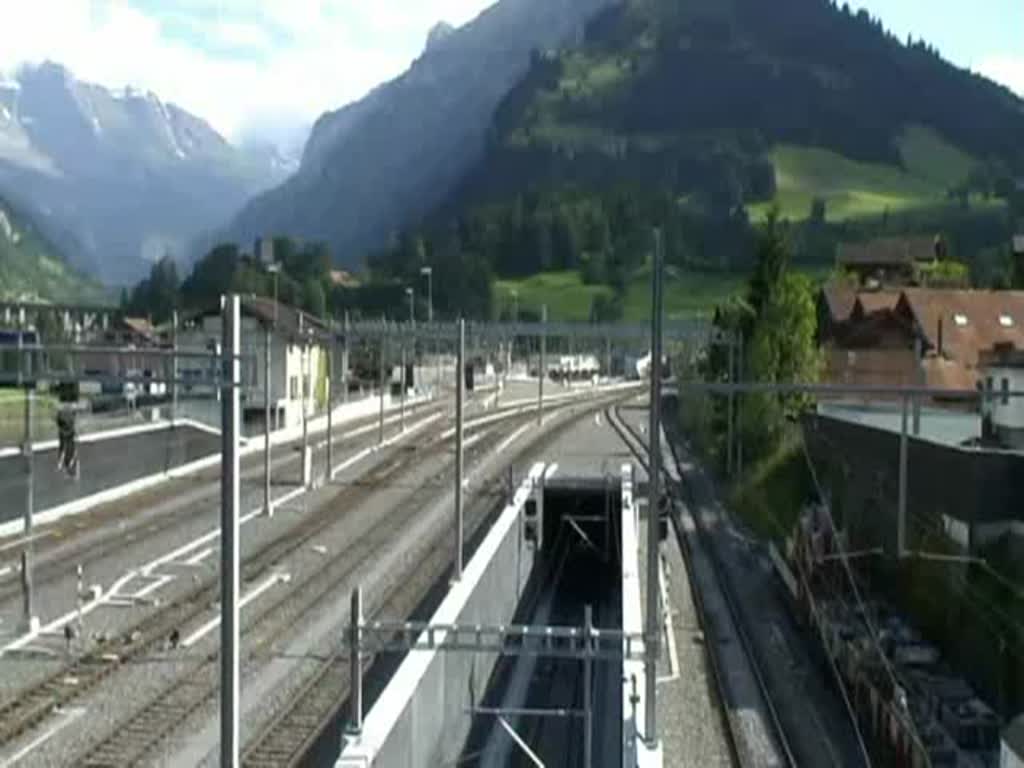 Berner Oberland 2007 - Die beiden SBB Loks 11285 und 11680 kommen am 12.07.2007 mit einem kurzen Gterzug aus dem Ltschberg-Basistunnel in den Bahnhof Frutigen gefahren. Ab Dezember 07 wird das der Normalzustand sein!