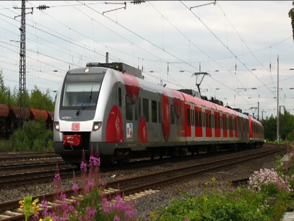 Bevor der 422 061 am 24. Juni 2011 Werbung fr die Fuball-Weltmeisterschaft der Frauen machen kann, berholt ihn der RE 1 nach Aachen, der bereits aus sechs Wagen gebildet wird.