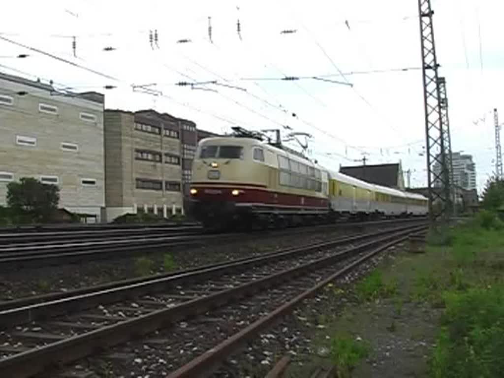 BR 103 222-6 mit einen aus drei Wagen bestehenden Messzug fhrt kurz hinter dem Bahnhof Frth (Bayern) am 14. Mai 2008 in Richtung Norden.