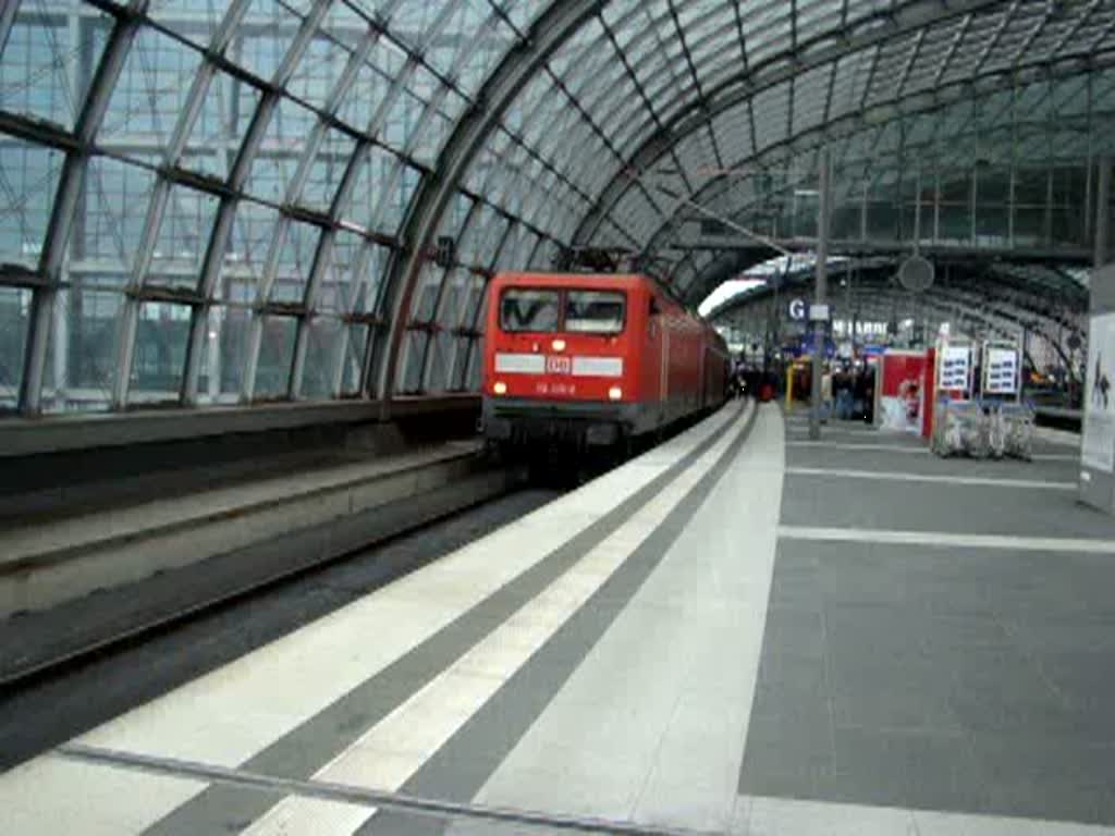 BR 112 110-2 mit RE1 nach Fangschleuse. Gefilmt bei der Ausfahrt Berlin Hauptbahnhof am 29.12.2007. Inklusive Abfahrts- und Ankunftsansage.