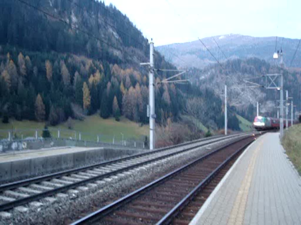 BR 1216 004 EM Italien fhrt mit einem kurzen Zug durch St.Jodok am 08.11.2008