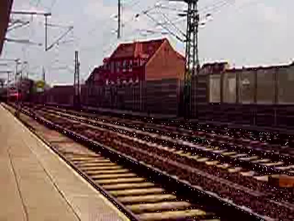 BR 152 bei der Durchfahrt des Bahnhofes Hannover/Linden am 07.04.2009