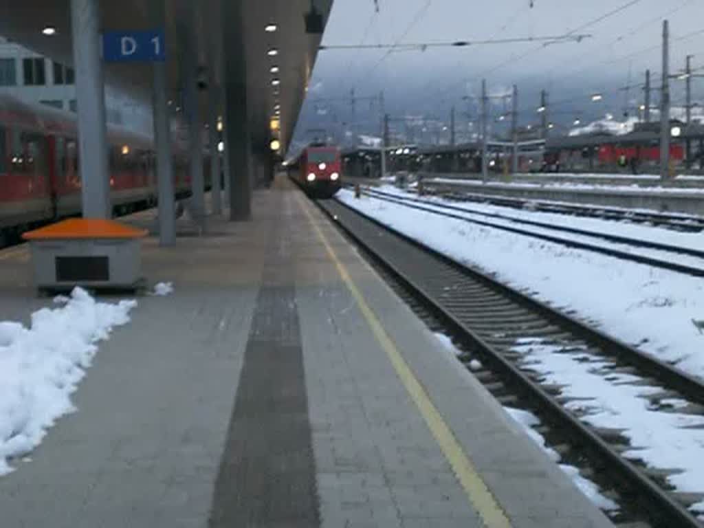BR 185 der HGK fhrt mit dem Schnee-Express von Hamburg nach Bludenz aus Innsbruck Hbf aus. 3.1.2009