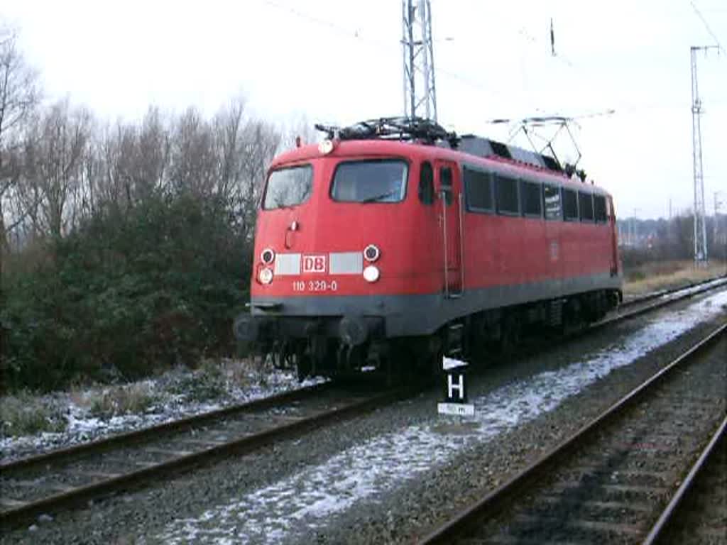 BR110 329-0 bei Rangieren im Rostocker Hbf.Sie wird in krze den IC1809 von Rostock Hbf.nach Kln Hbf.bespannen.(11.01.09)