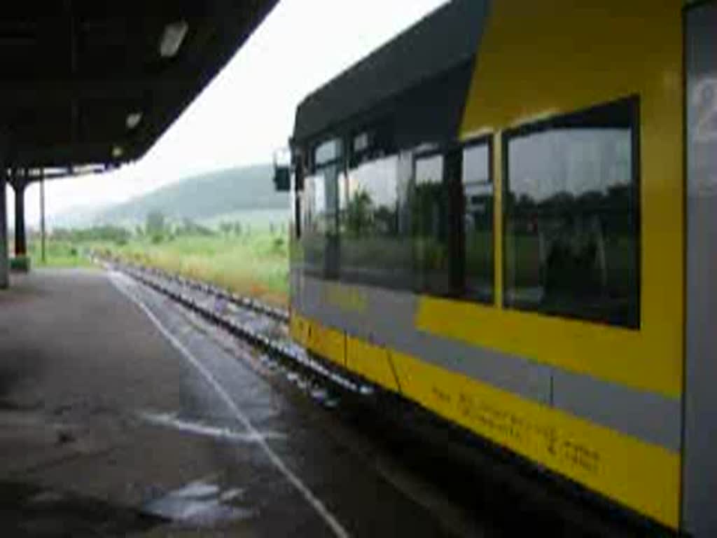 Burgenlandbahn nach Zeit bei der Ausfahrt aus Laucha (Unstrut) am 28. Mai 2007