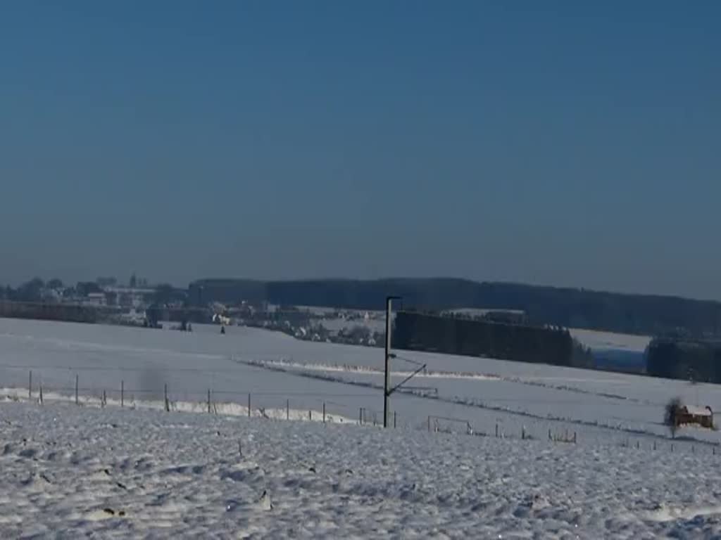 CFL 3012 fährt durch die verschneite Landschaft im Norden von Luxemburg, aus Gouvy (B) kommend in Richtung Troisvierges. 19.01.2016