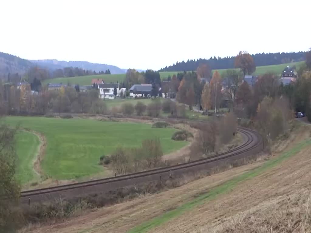 Da vom 06.-13.11.16 im Elbtal die Strecke gesperrt war. Fuhren auch einige Züge durch das Vogtland. Hier 232 703 und 232 589 mit KT 52306 am 08.11.16 in Rebersreuth. 