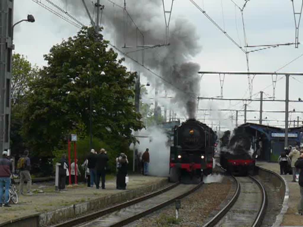 Dampflok 29.013 der SNCB-Holding verlsst mit ihrem gut besetzten Museumszug den Bahnhof von Schaerbeek, um diesen ohne Zwischenstopp nach Leuven(Louvain) zu ziehen. Daneben steht Dampflok 64.169 des PFT, die diesen Zug schon auf derselben Strecke hin und zurck gezogen hat. 08.05.2010
   