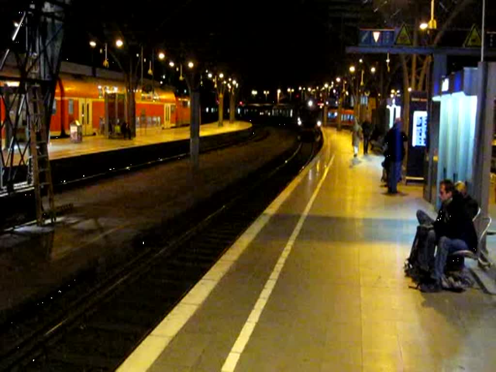 Dampflokomotive 41 360 fhrt am 17.10.09 in den Bahnhof
Kln Hbf ein. 