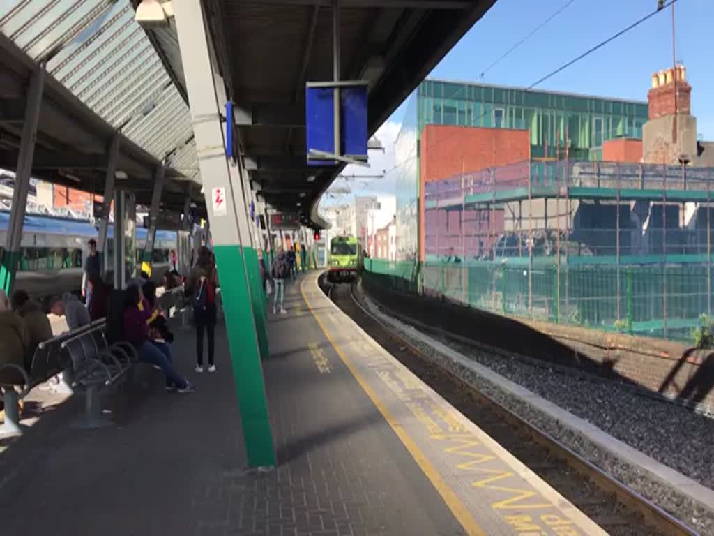 DART 8120 (Dublin Area Rapid Transit) Richtung Howth am Banhof Connolly in Dublin. Aufnahme: 12. Mai 2018.