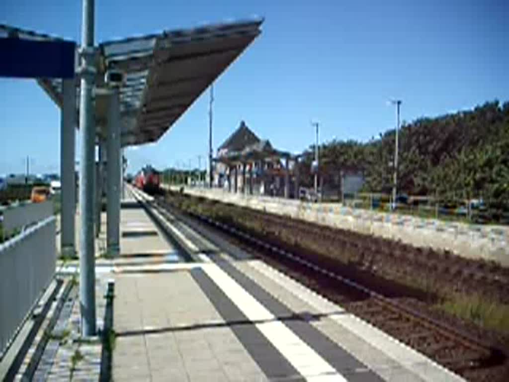 Der DB Sylt Shuttle hat freie fahrt. Er rast gerade durch den Bahnhof Keitum (Sylt) auf dem weg nach Niebll. Seit 1932 gibt es diesen Autotransport von Niebll nach Westerland auf Sylt.

Sylt Sommer 2009
