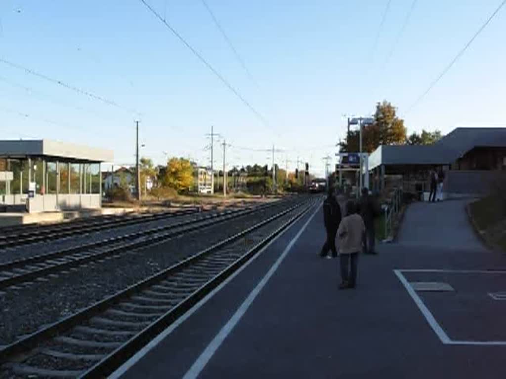 Der EC 32  Allegro Stradivari  fhrt am 5.10.2008 auf dem Weg zum Wiener Sdbahnhof, von einer BB-Lok der Baureihe 1044 gezogen, durch den Bahnhof Bad Vslau.