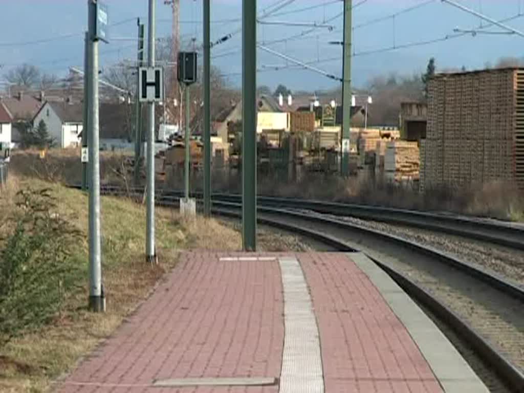 Der Eilzug S31 von Freudenstadt nach Karlsruhe braust am 10. Februar 2008 um kurz vor 15:30 Uhr durch den Bahnhof Kuppenheim. (0:27 Minuten)