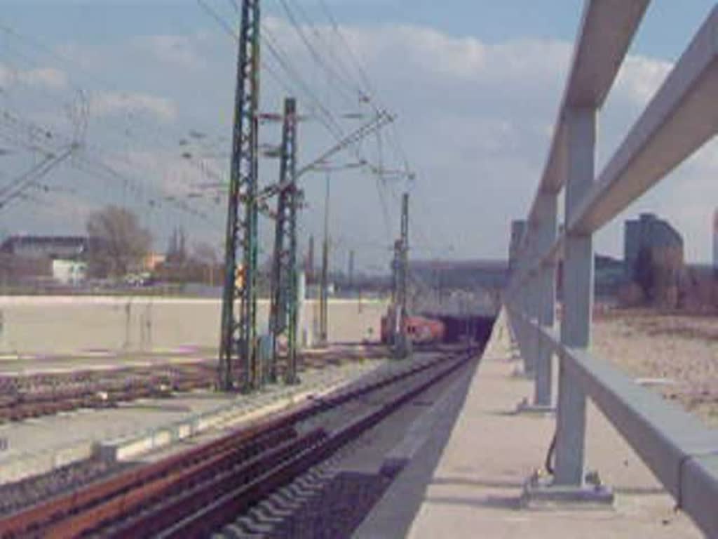 Der RE5 nach Stralsund mit Br 114 fhrt auf der Nord-Sd Fernbahn aus Berlin Hbf(tief) aus.