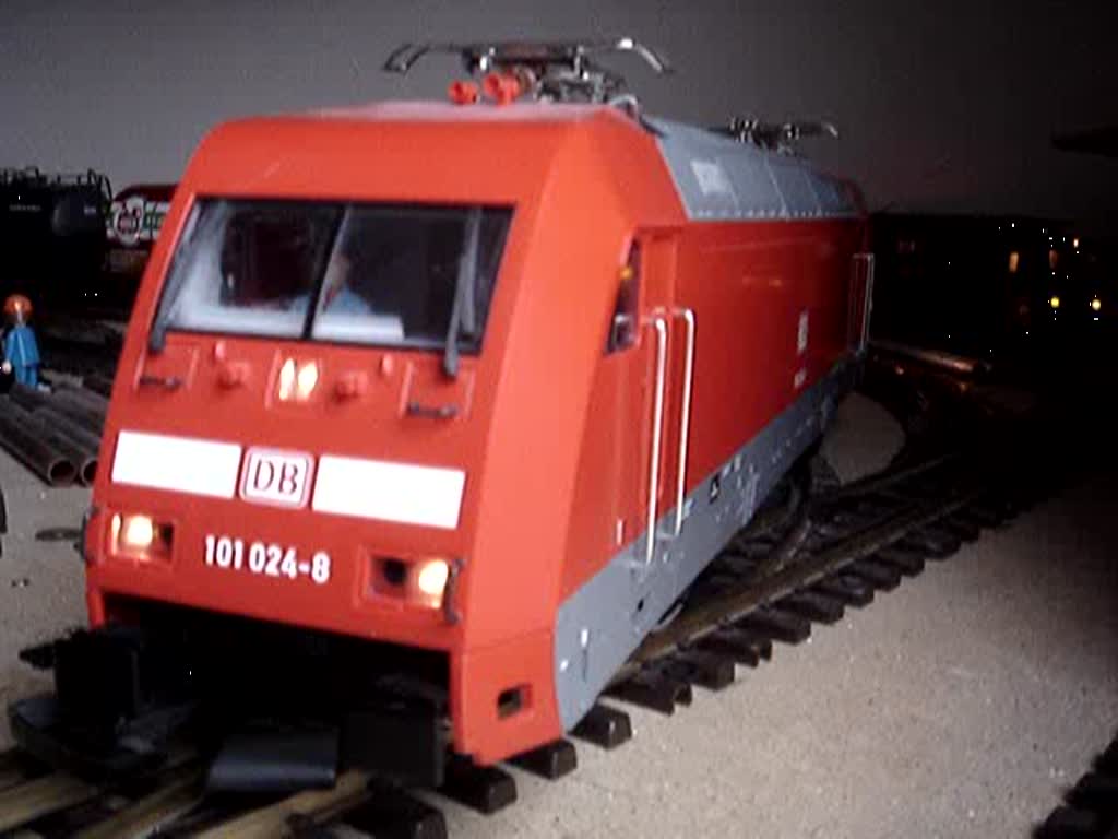 Die 101 024-8 fhrt mit einem Kesselwagenzug aus dem Gterbahnhof heraus. Aufgenommen auf Etage 1 meiner Modellbahn.