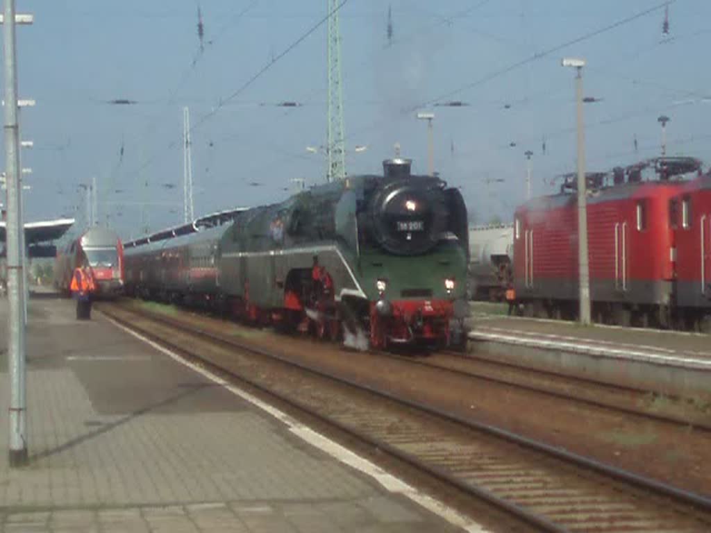 Die 18 201 bei der ausfahrt aus dem Bahnhof Cottbus . (3.5.08)
