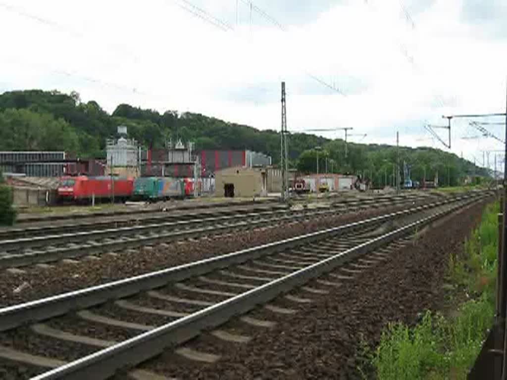 Die 185 563-4 der Rail4Chem mit einem getreidezug in Fahrtrichtung Erfurt. Aufgenommen bei Eisenach am 07.06.2009.