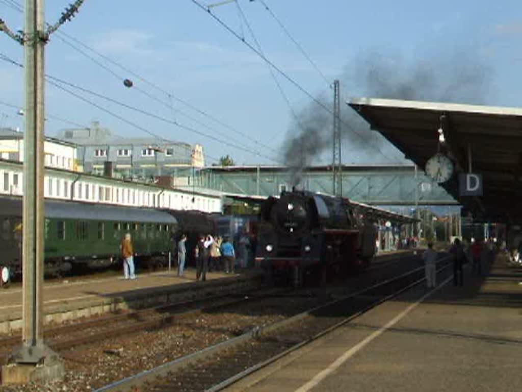 Die BR 01 533 fhrt im Bahnhof Gppingen Fhrerstandsfahrten fr den Mrklin Modellbahntreff im September 2007. Den Generationstreff mit dieser BR 01 und einem ICE3, der hier noch vorberfhrt, finde ich ganz gelungen :)