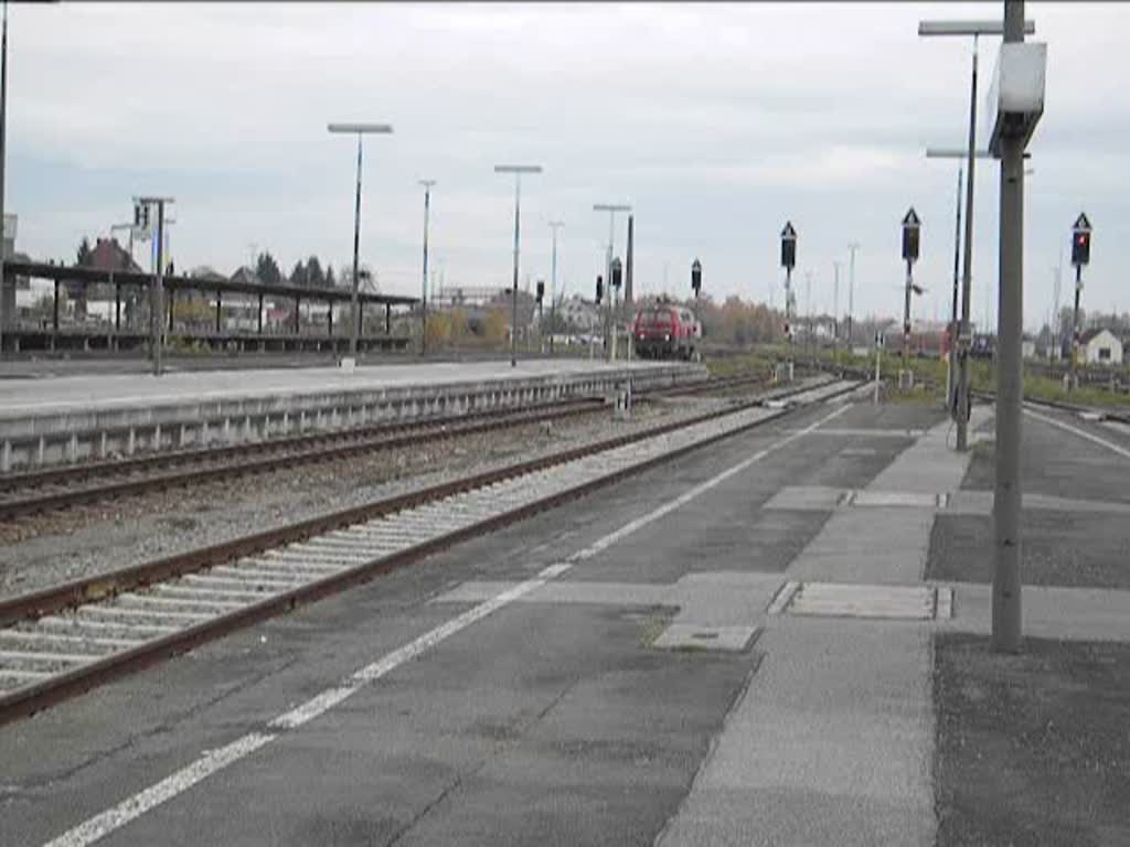 Die BR 218 400 beim Umsetzen des Zuges am 30.10.2007 in Mhldorf wegen des Defekten Stauerwagen. (Teil 2)  
