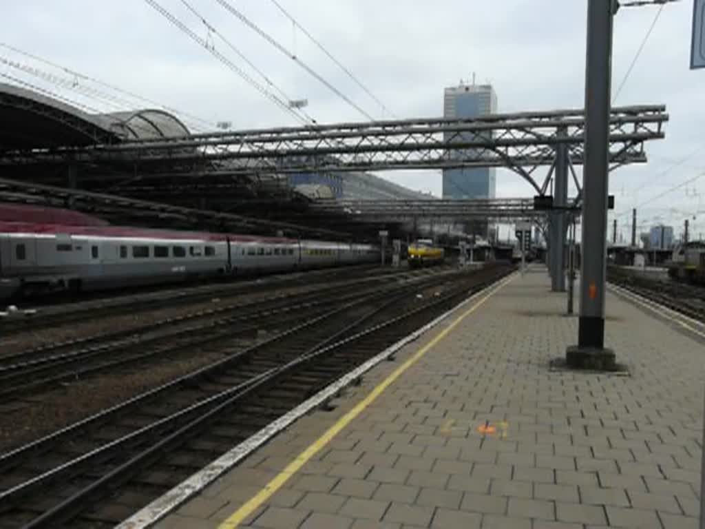 Die Dieselloks 5511 und 5512 verlassen mit einer starken Rauchfahne und einem tollen Sound den Bahnhof Bruxelles Midi am 06.02.2011.