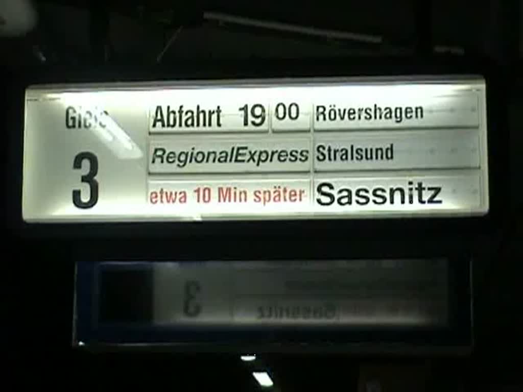 Die Hanse-Express-Zge treffen sich zweistndlich in Rostock Hbf. fters kommt es vor, dass einer der Zge Versptung hat und auf Anschluss  gewartet werden muss. 
 Historisch  sind mittlerweile auch die  Klapper -Anzeigetafeln. Die werden durch daneben hngende DIGITAL-Anzeigen ersetzt.
27.11.2008
