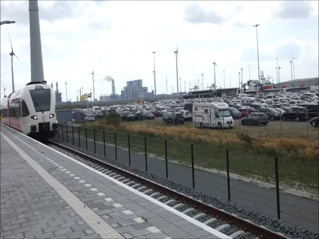 Die neue Bahnverbindung nach Borkum hat seit dem 28. März begonnen! Seit dem 28. März fahren die Züge von Groningen nach Roodeschool zum neuen Bahnhof Eemshaven Borkumkai bedient von Arriva mit Stadler GTW Zügen. 18.08.2018 Aufnahme
