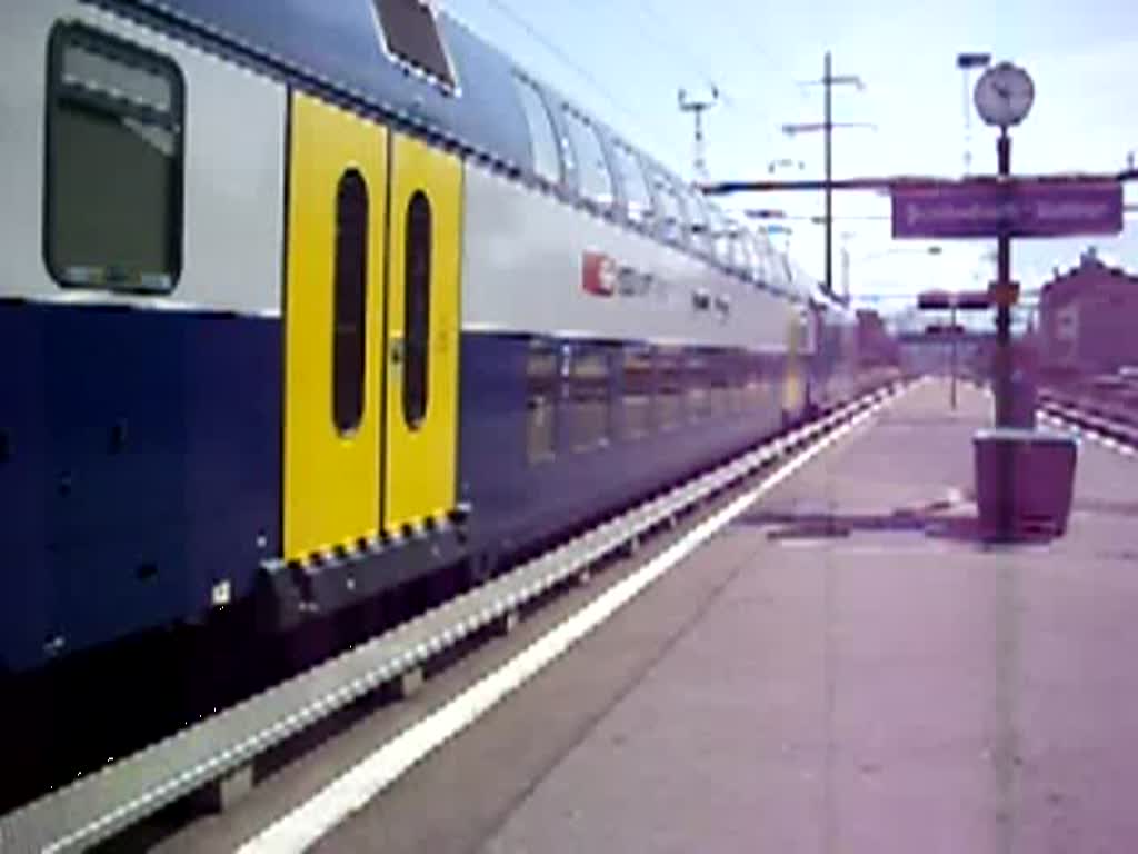 Die S2 verlsst den Bahnhof Schbelbach-Buttikon richtung Ziegelbrcke. Speziel: Die vordere Zugseinheit steht verkehrt herum auf den Gleisen. Normalerweise ist in diese Fahrtrichtung immer der Steuerwagen vorne nicht die Lok