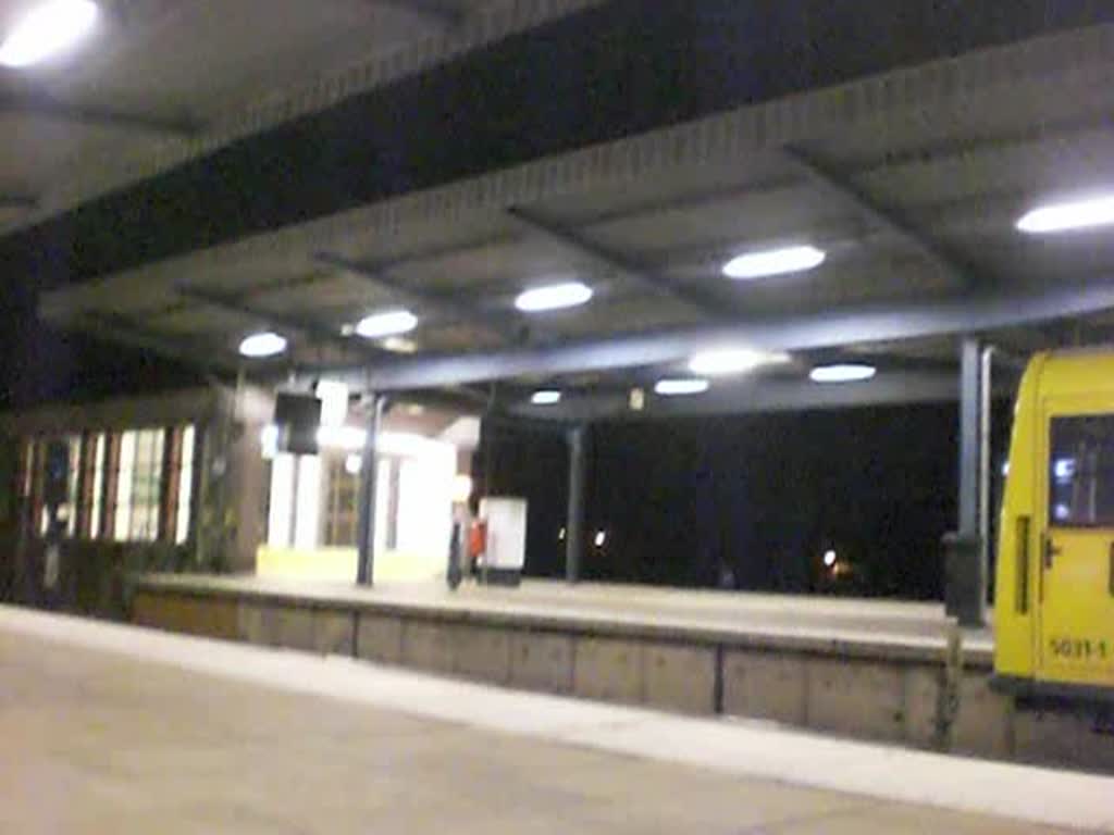 Die U-Bahnlinie 5 nach Hnow im Bahnhof Wuhletal.(20.3.2010)