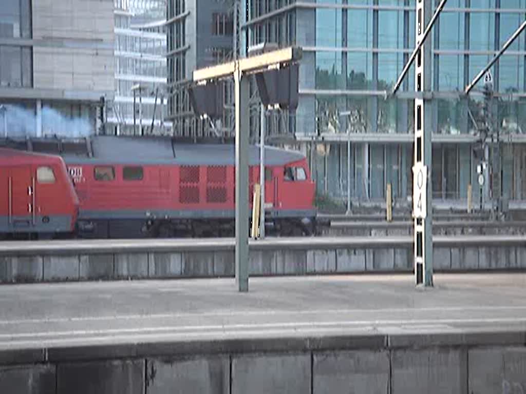 Diese Diesellok fuhr am 29.04.07 mit einem IC im Schlepptau auf´s Abstellgleis. Sie sieht beinah so aus wie eine Dampflok(Diesel aus dem Kamin). Aufgenommen in Stuttgart Hbf.