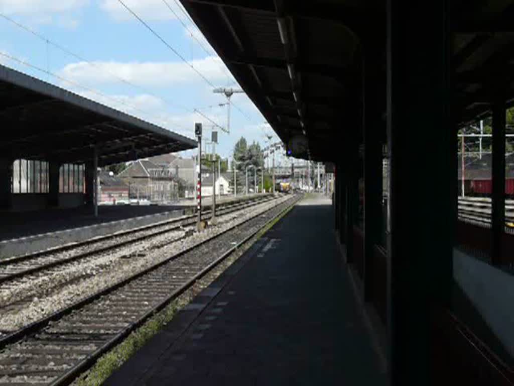 Diesellok 1816 durchfhrt am 04.08.09 mit einem Gterzug den Bahnhof von Esch-sur-Alzette.