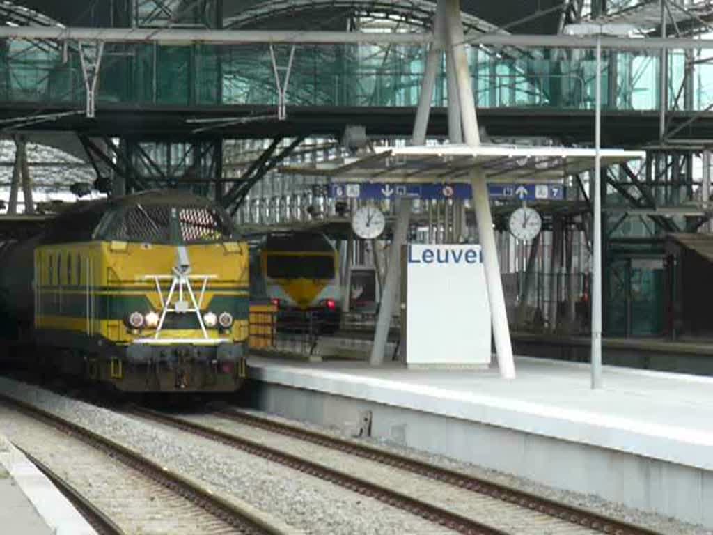 Diesellok 6317 verlsst mit dem Unkrautvernichtungszug, den Bahnhof von Louvain, am ende luft Lok 6207 mit. Aufgenommen am 30.08.09 