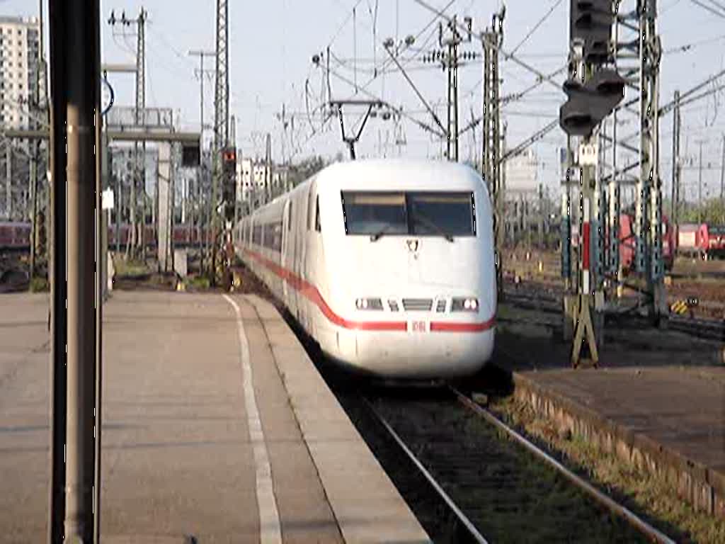 Dieser ICE 1 fuhr am 29.04.07 von Mnchen Hbf, nach Berlin Ostbahnhof. Hier bei der Einfahrt in Stuttgart Hbf. Wrend dieser ICE einfuhr kam eine S-Bahn die man hier im Video im Fenster des ICE´s sieht:-)
