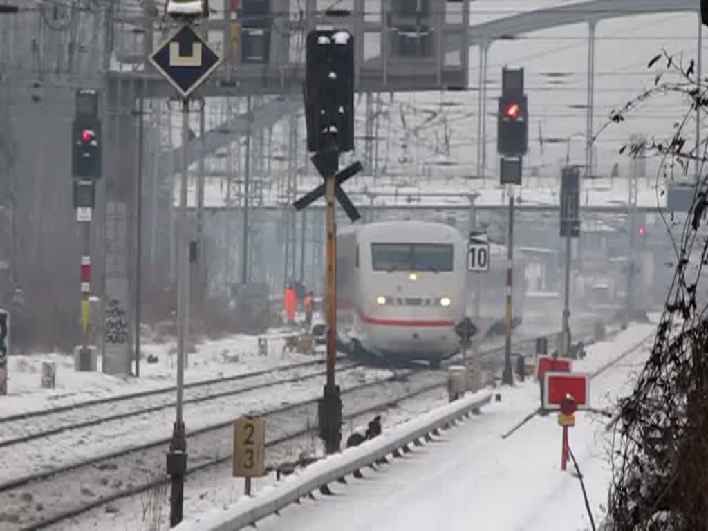 Durchfahrt eines ICE 2 in Berlin Ostkreuz , Die Brcke oberhalb ist am dritten WE im Januar 2010 Geschichte.