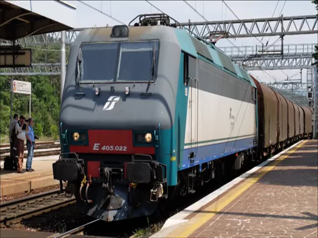 E 405.022 und Güterzug am 26. Mai 2016 bei der Fahrt durch Montfalcone mit Zugtrennung durch Riss des Kuppeleisens.