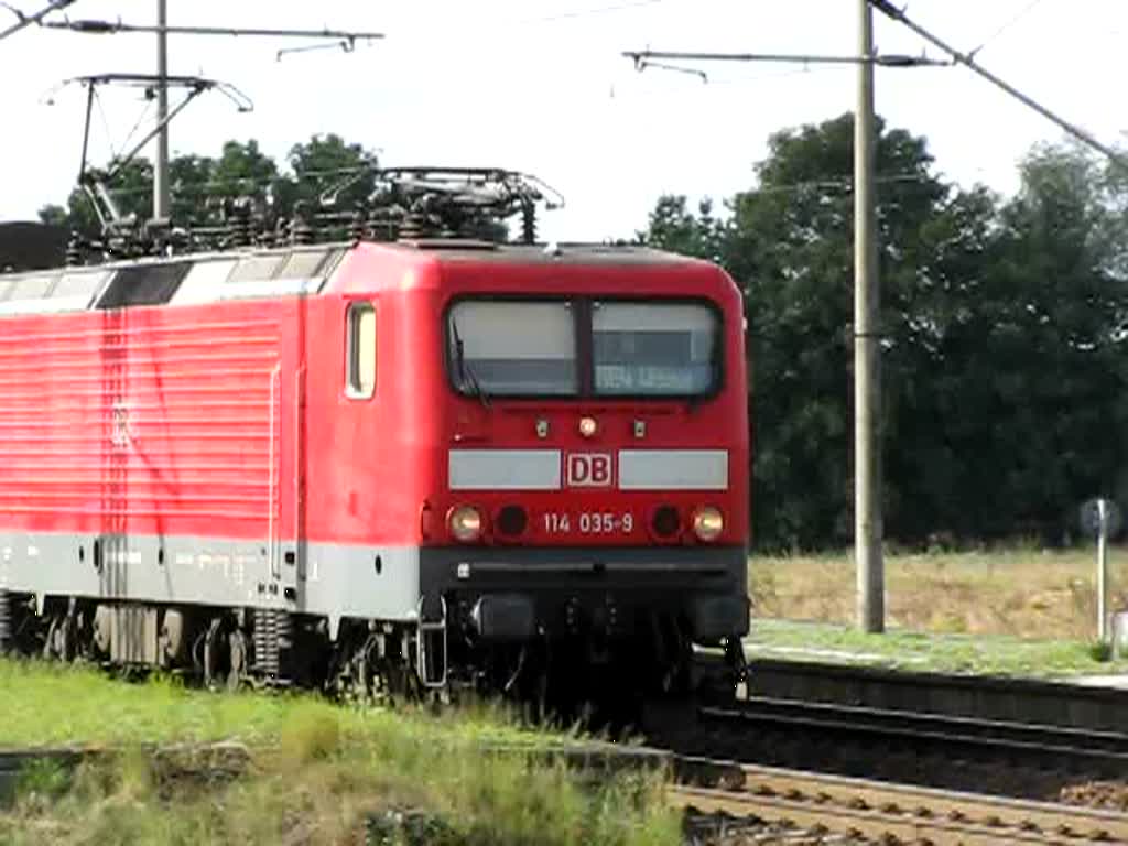 E-Lok BR 114 035-9 -DB AG- mit RE 33130 (Ludwigsfelde-Wismar) am Haken fhrt aus dem Haltepunkt Holthusen aus 12.09.2009