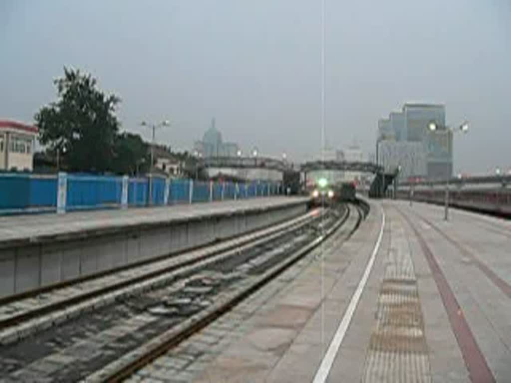 Ein chinesischer Schnellzug fhrt aus dem Nordbahnhof in Peking (Xizhimen) aus. 09/2007