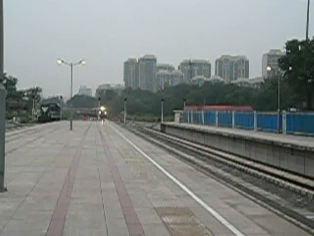 Ein chinesischer Schnellzug, gezogen von einer Diesellok der Reihe DF4, fhrt im Nordbahnhof von Peking (Xizhimen) ein. 09/2007