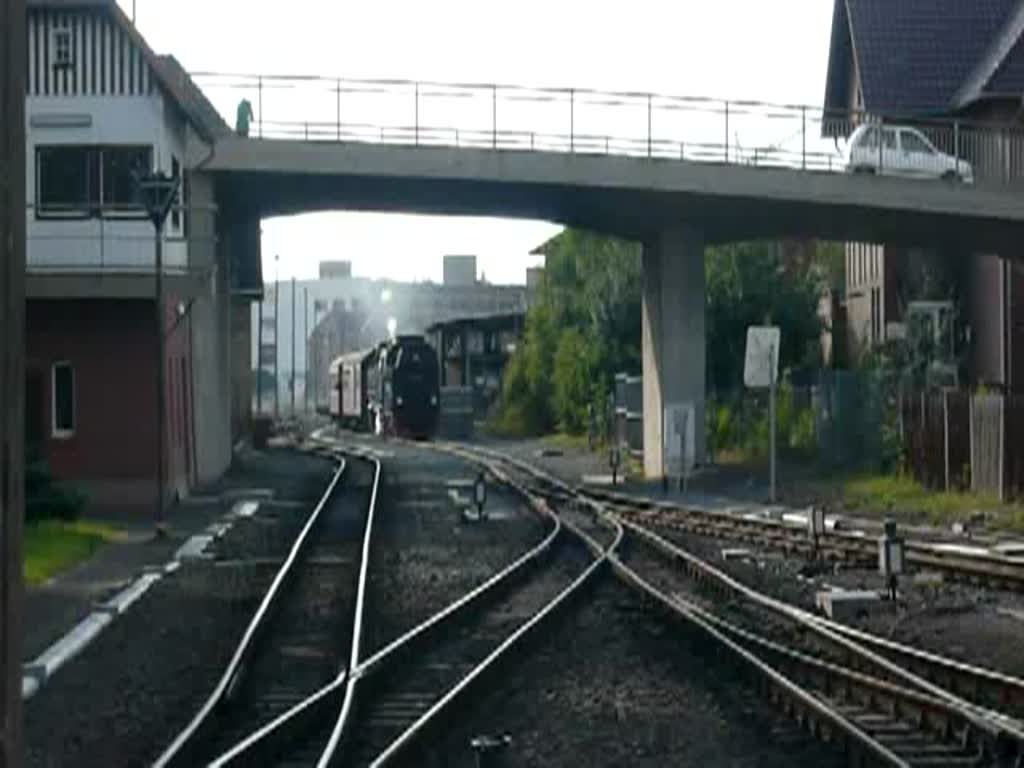 Ein Dampfzug der Harzer Schmalspurbahnen erreicht mit der 99 7245-6 den Bahnhof Nordhausen Nord. (22.08.2009)