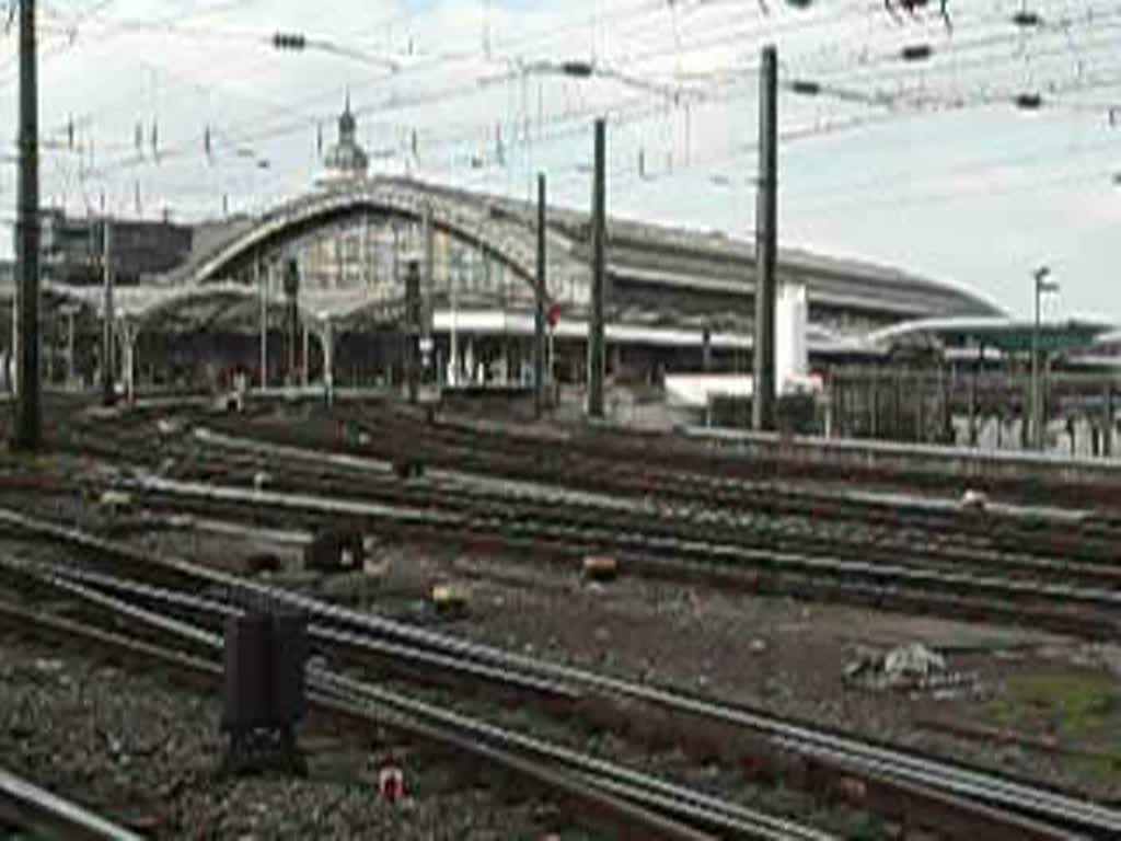 Ein doppelter ICE3 fhrt im Klner Hbf ein.  Gestrt  wird diese Videoszene von einer BR 146 mit ihrem Regionalzug, der den Bahnhof verlsst. 10.3.2007