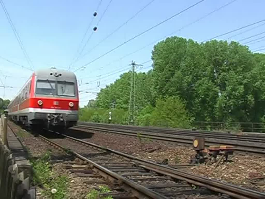 Ein einfahrender ICE 3 berholt kurz vor dem Bahnhof Frth (Bayern) einen Nahverkehrs-Dieseltriebzug (Baureihe 614) am 14. Mai 2008.